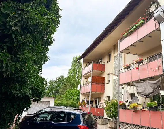 Ideale Kapitalanlage: Vermietete 2-Zimmer-Dachwohnung mit Stellplatz in Fürth-Stadeln