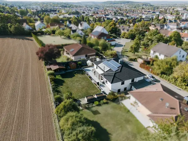 Großzügiges Wohnen am Feldrand: modernisierter Bungalow mit Einliegerwohnung und weitläufigem Garten